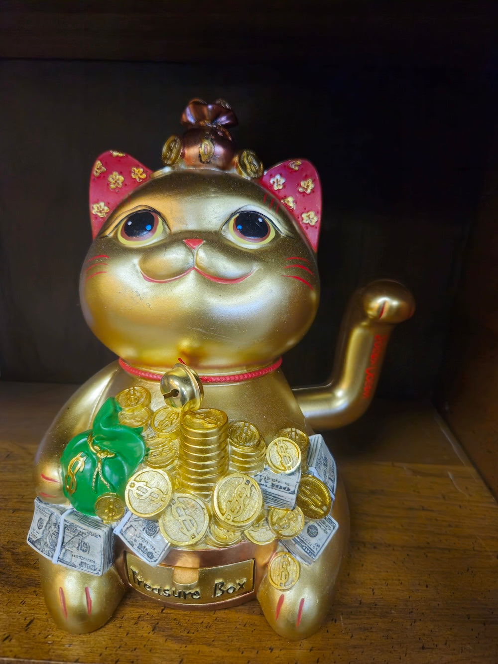 Golden Lucky/Money Cat statue